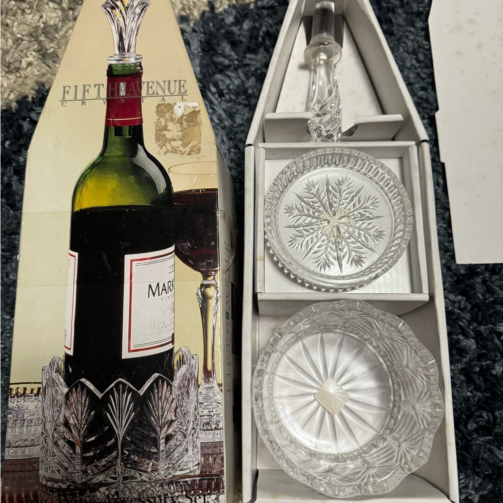 CRYSTAL CLEAR FIFTH AVENUE PORTICO CRYSTAL WINE BOTTLE HOLDER, CORK + 4 COASTERS